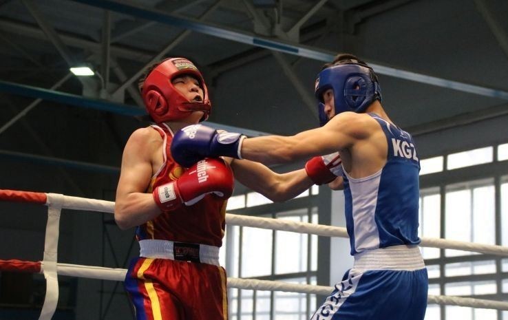 Олар бізді мас күйінде қалдырып, порнороликтерді айналдырды. Әйелі күйеуіне жалап беруге рұқсат берді (видео)